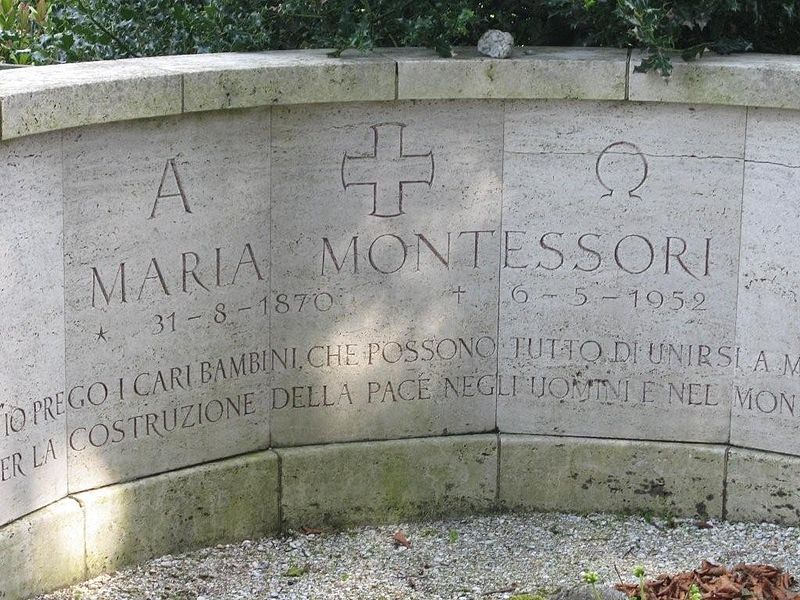 800px-Maria_Montessori_Grave