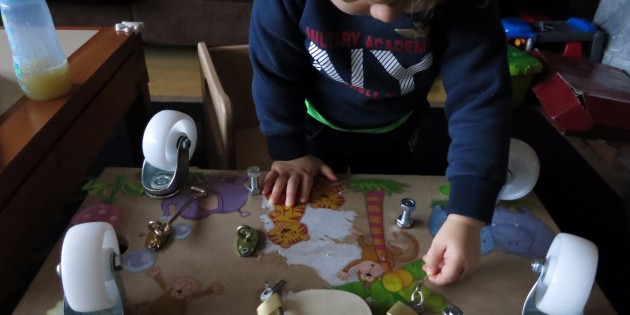 Attività Montessori a casa - Apri e chiudi: pannelli delle attività e casette delle serrature