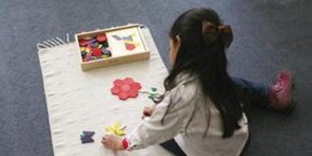 Una bambina in una scuola montessoriana