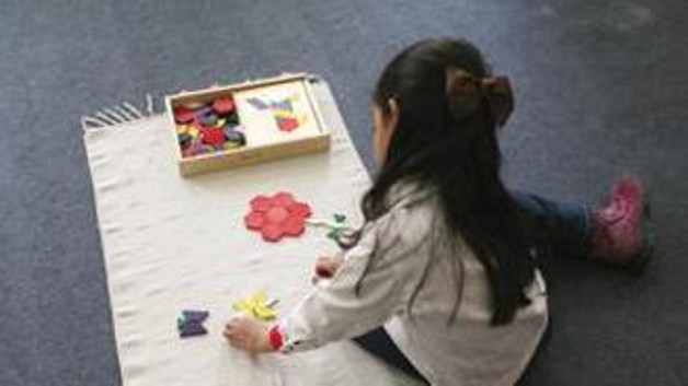 Una bambina in una scuola montessoriana