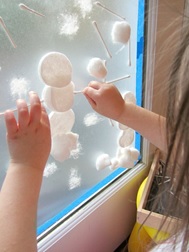 Immagine tratta da: http://www.notimeforflashcards.com/2014/01/snow-window-winter-activity-for-kids.html