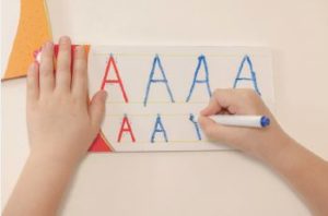Attività con le lettere smerigliate Montessori