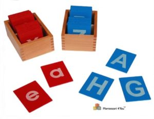 Attività con le lettere smerigliate Montessori