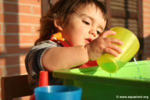 attività travasi per bambini