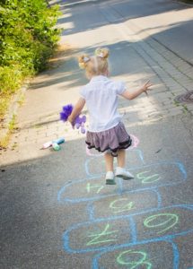 attività Montessori all'aperto